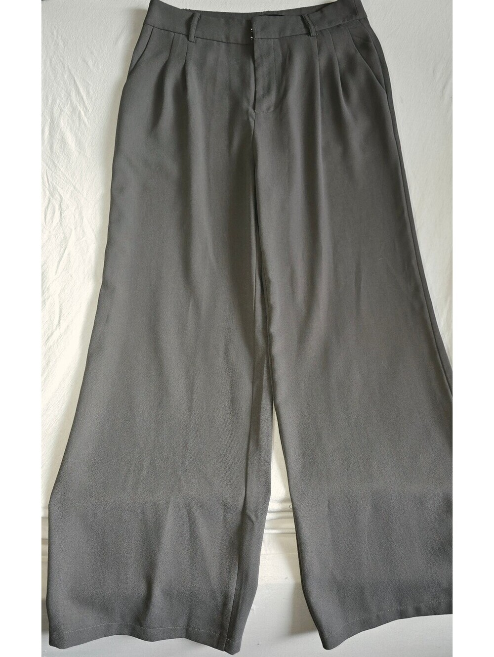 Forever 21 gray pleated dress pants size Med